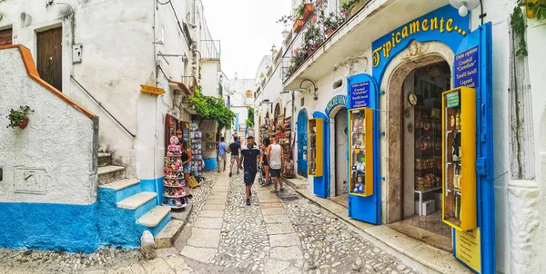 Mediterranean cidade turistas lojas panorâmicas em Peschici aldeia em Puglia - Itália — Fotografia de Stock