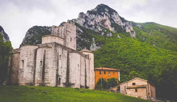 Abadía de montaña de San Vittore en la región de Marche - Italia — Foto de Stock