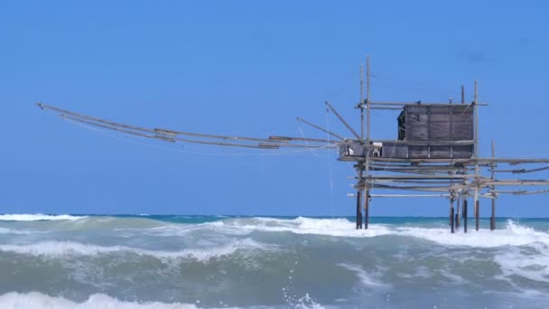 Costa de Trabocchi en Abruzzo con grandes olas en mar agitado - Italia - trabucchi son viejas máquinas de pesca famosas en el sur de italia mar — Vídeo de stock