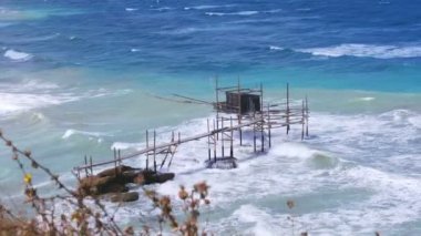 Vasto Punta Aderci Abruzzo bölgesinde hava Trabocchi sahil büyük dalgalar dalgalı deniz - trabucco eski balıkçılık makinesi ünlü güney İtalya güçlü rüzgar deniz