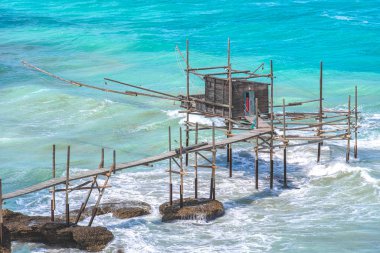 Vasto Punta Aderci Trabocchi kıyıları - Abruzzo bölge - Chieti eyaleti- trabucco veya trabocco eski ahşap palatiffe stilt ev baraka balıkçılık makinesi güney İtalya deniz