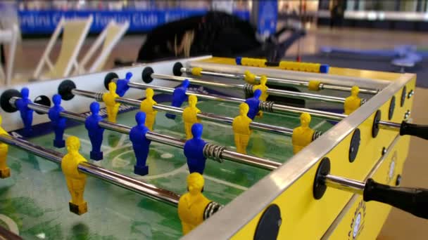 Futbolín de mesa sin gente y nadie juega al clásico juego italiano Biliardino o Calcio Balilla en Bolonia, Italia, circa sep 2019 — Vídeos de Stock