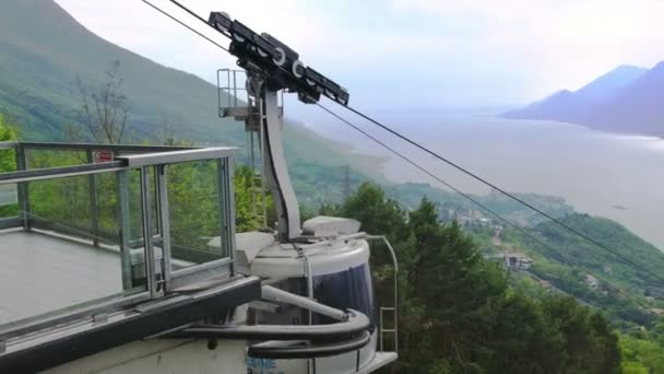 Kabelová Gondola letecká výtah lanovka sjezdové jezero Garda Malcesin Itálie — Stock video