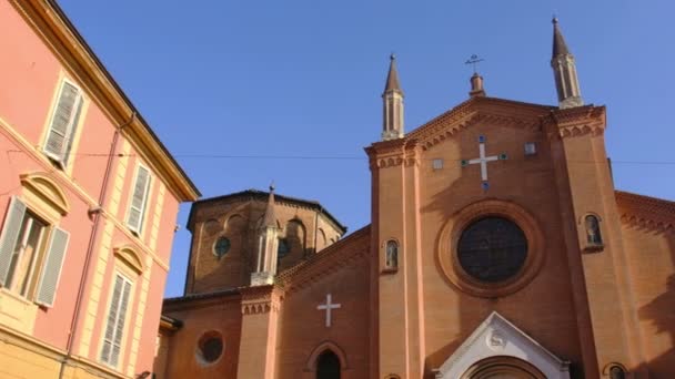 San Martino Church i Bologna-Emilia Romagna Italien via Oberdan — Stockvideo