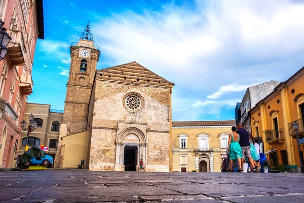 Italia iglesia plaza personas calle de la catedral de Vasto - Duomo di Vasto o Concattedrale di San Giuseppe - Monumento de los Abruzos - Italia —  Fotos de Stock