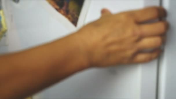 Фруктовий холодильник жіноча рука відкриває холодильник і приймає яблучні фрукти — стокове відео
