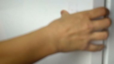 et buzdolabı - kadın el açık buzdolabı ve frankfurters buzdolabında wurstel viyana sosis sosisli paketlenmiş almak