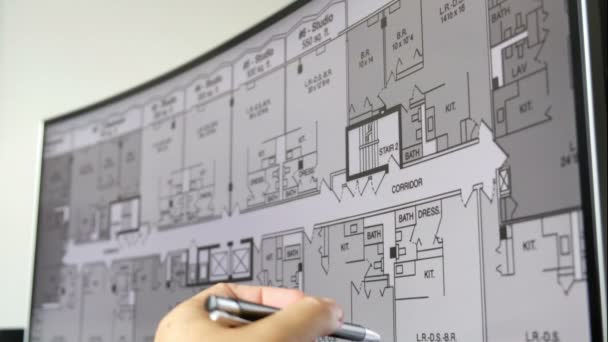 Чертеж монитора ручной ручки объяснить план жилого дома многоквартирного дома на экране — стоковое видео