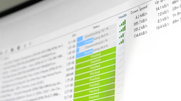 Velocidade de download torrent - cliente de software está baixando vários arquivos — Fotografia de Stock