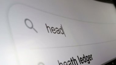 hypochondria kavramı - psikosomatik baş ağrısı belirti ve internet tıp sitelerinde ciddi hastalıklara neden arar arama motoruüzerinde hastalık türü tarafından korkmuş