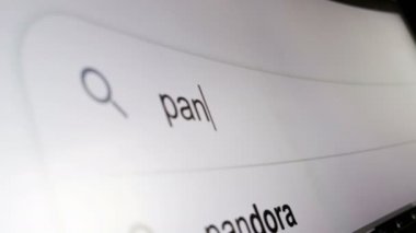 panik atak belirtileri internet arama motoru endişeli insanlar yazarak tıp sitelerinde psikolojik bozukluk nedenleri aramak