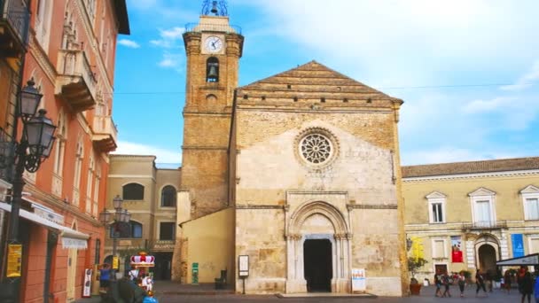 Italia iglesia plaza personas calle de la catedral de Vasto - Duomo di Vasto o Concattedrale di San Giuseppe - Monumento de los Abruzos - Italia — Vídeo de stock