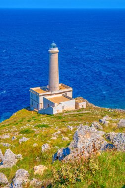 İtalya 'da denize bakan deniz fenerinin dikey arkaplanı