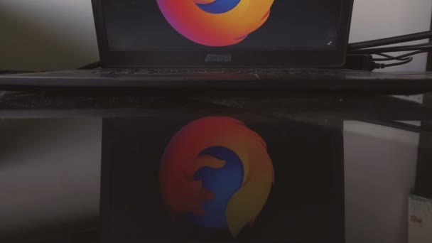 Mozilla Firefox ikon bärbar dator skärm luta — Stockvideo