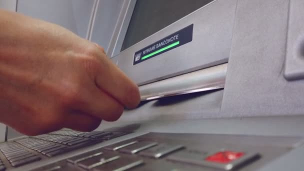 ATM machine hand nemen van contant geld bank opname service — Stockvideo