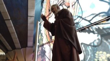 Katolik azizler tarikatı San Giovanni Rotondo 'daki Aziz Peder Pio mucizesine inanır. Guardano Puglia bölgesi