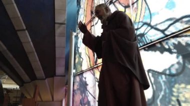 Katolik azizler mezhebi - Aziz Padre Pio mucizevi rahip heykeli San Giovanni Rotondo 'daki modern Renzo Piyano Kilisesi içinde - İtalya