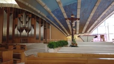 Apulia 'daki San Giovanni Rotondo çarmıhında İsa ile birlikte modern boş kilise. 