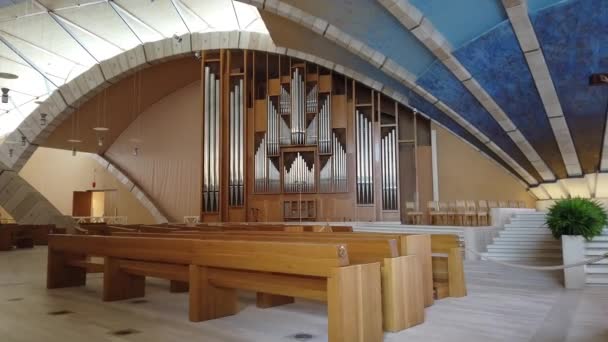 Órgano de tubo moderno en la iglesia Renzo Piano en San Giovanni Rotondo - Gargano - Italia — Vídeo de stock