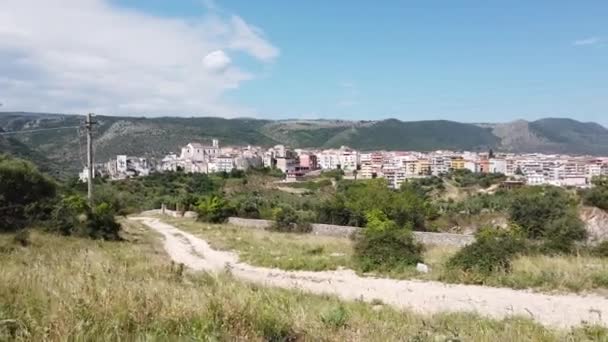 Uitzicht over het dorp Cagnano Varano in Zuid-Italië in de regio Apulië — Stockvideo