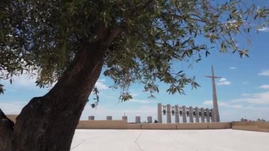 Güney İtalya, Puglia 'daki büyük haç ve çanlar zeytin ağacından geçiyor.