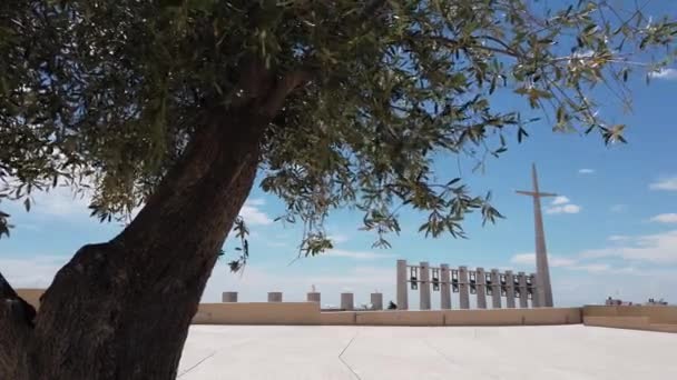 Güney İtalya, Puglia 'daki büyük haç ve çanlar zeytin ağacından geçiyor. — Stok video