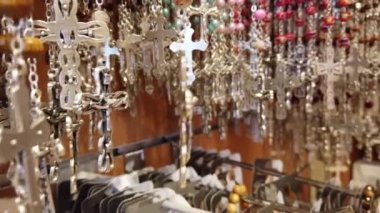 Katolik dini geçmişi olan bir çok tespih kolyesi var.