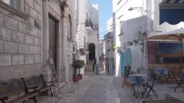 Peschici, Gargano Puglia, İtalya 'da küçük renkli bir köy dükkan dolu dar sokaklarda yürüyor.