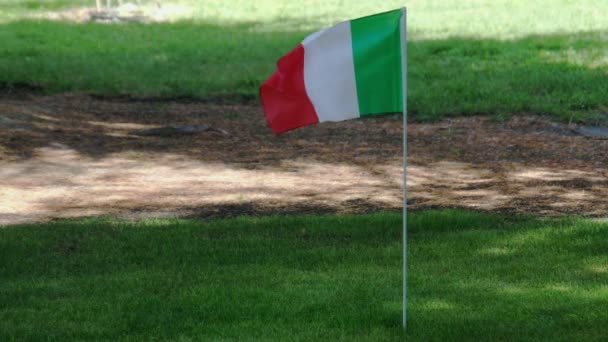 Italiensk flagga i grön bakgrund vind golfbana — Stockvideo