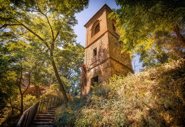 Torre en el bosque en italia fotografía de fondo - Monteveglio - Bolonia — Foto de Stock