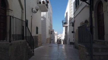 Güney İtalya 'da Puglia' da Vieste 'nin dar sokaklarında yürüyor. 