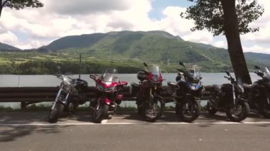 Motosiklet tutkusu - insanların olmadığı bir gölün yanında kuyrukta bir sürü bisiklet