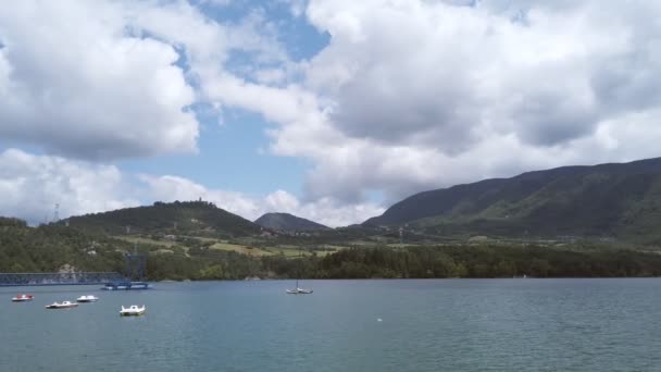 Ciel plein de nuages panoramique paysage horizontal sur le lac de Suviana en Italie près de Bologne en Émilie-Romagne — Video