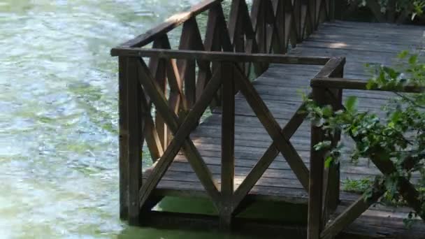 Spokojny drewniany pokład na tle jeziora balkon bez ludzi — Wideo stockowe