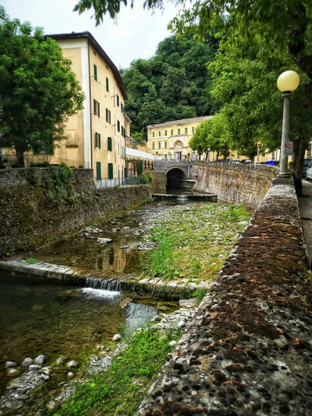 埃米莉亚罗马纳Bologna附近意大利Porretta镇的一条垂直线河 — 图库照片