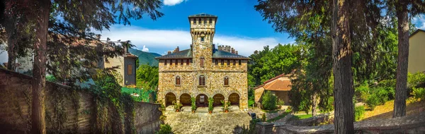 Castelo horizontal fundo pequeno castelo Manservisi perto de Bolonha - Emilia Romagna região - Itália — Fotografia de Stock