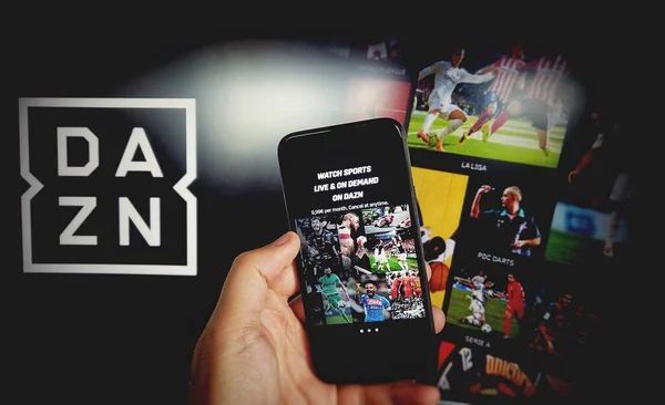 DAZN arka planlı cep telefonu için DAZN uygulaması - DAZN talep ve canlı etkinlikler ile abonelik spor yayınlama hizmetidir