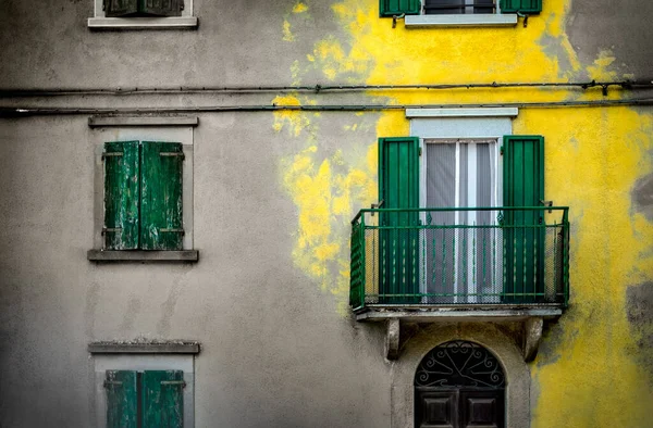 Amarelo respingo cor edifício fundo amarelo gesso pintura italiano casas fundo — Fotografia de Stock