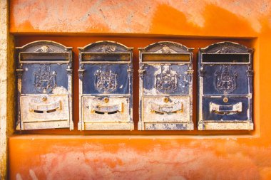 Turuncu arka planda posta kutusu posta dağıtımı