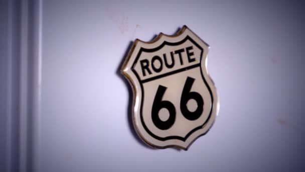Ruta 66 imán de viaje en una nevera . — Vídeo de stock