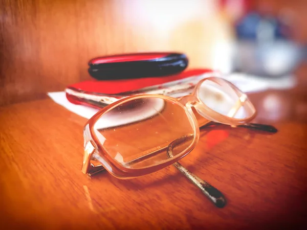 Krótkowzroczne okulary z książką adresową i telefonem w tle — Zdjęcie stockowe