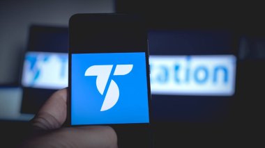 Tradestasyon logosu profesyonel simsar borsa akıllı telefon geçmişinde çalışıyor