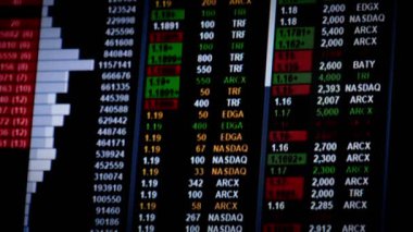 Bir ekranda sermaye oranları eğilimi - borsa simsarı çalışma döngüsü bulanık arkaplan 