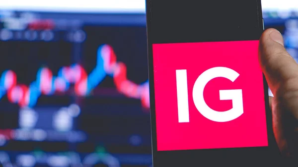 IG Trading app smartphone equities rates trader broker work in stock exchange market — Stock Photo, Image