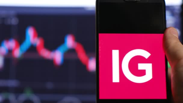 IG Trading app smartphone tassi azionari broker trader lavoro nel mercato borsistico — Video Stock