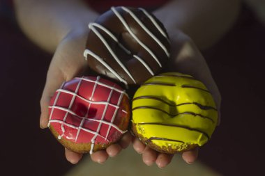 Kadın elinde üç donut