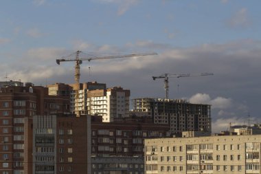 Modern bir şehir gelişimi. Vinçler evlerin çatıları yukarıda. Modern Rus şehri