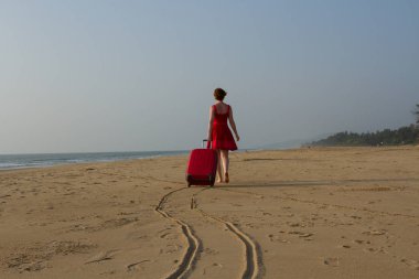 Beyaz kız tropik sahil bırakır