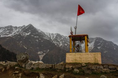 Hindu Tapınağı bir dağın tepesinde. Tatil Himalayalar.
