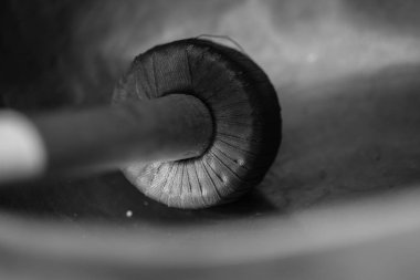 Bir çekiç ile Tibet şarkı söyleyen çalılık. Meditasyon ve gevşeme için araçlar. Tibet gelenekleri.